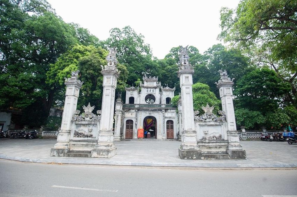 Cổng ngoài đền Quán Thánh
